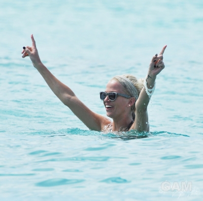 Sarah_Harding_on_the_beach_in_the_Caribbean_03_02_10_289629.jpg