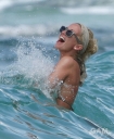Sarah_Harding_on_the_beach_in_the_Caribbean_03_02_10_281929.jpg