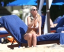 Sarah_Harding_on_the_beach_in_the_Caribbean_03_02_10_285529.jpg