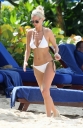 Sarah_Harding_on_the_beach_in_the_Caribbean_03_02_10_285929.jpg