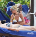 Sarah_Harding_on_the_beach_in_the_Caribbean_03_02_10_288529.jpg