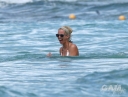 Sarah_Harding_on_the_beach_in_the_Caribbean_03_02_10_288729.jpg