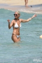 Sarah_Harding_on_the_beach_in_the_Caribbean_03_02_10_28929.jpg
