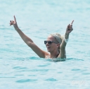Sarah_Harding_on_the_beach_in_the_Caribbean_03_02_10_289629.jpg