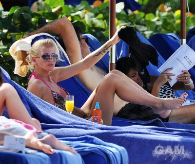 Sarah_Harding_on_the_beach_in_the_Caribbean_04_02_10_281029.jpg