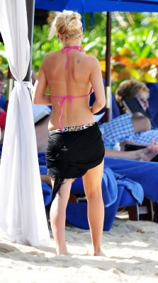 Sarah_Harding_on_the_beach_in_the_Caribbean_04_02_10_281529.jpg