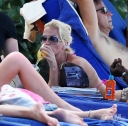 Sarah_Harding_on_the_beach_in_the_Caribbean_04_02_10_28929.jpg