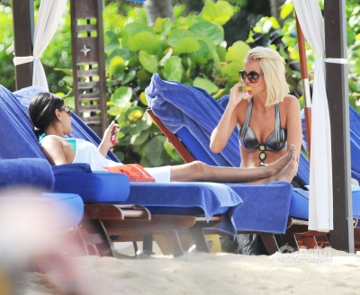 Sarah_Harding_on_the_beach_in_the_Caribbean_06_02_10_282029.jpg