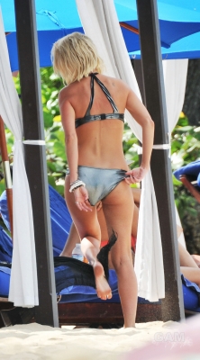 Sarah_Harding_on_the_beach_in_the_Caribbean_06_02_10_282429.jpg