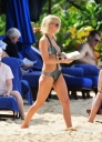 Sarah_Harding_on_the_beach_in_the_Caribbean_06_02_10_281129.jpg