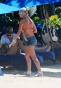 Sarah_Harding_on_the_beach_in_the_Caribbean_07_02_10_28929.jpg