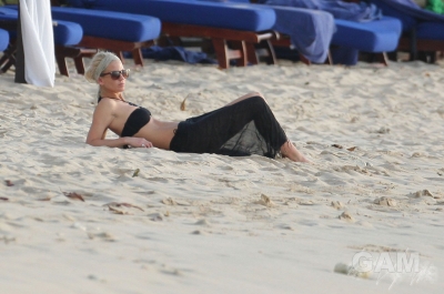 Sarah_Harding_on_the_beach_in_the_Caribbean_31_01_10_281129.jpg