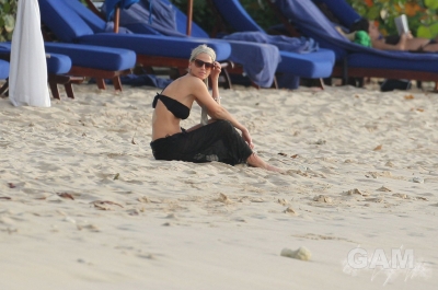 Sarah_Harding_on_the_beach_in_the_Caribbean_31_01_10_281329.jpg