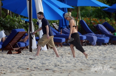 Sarah_Harding_on_the_beach_in_the_Caribbean_31_01_10_281929.jpg