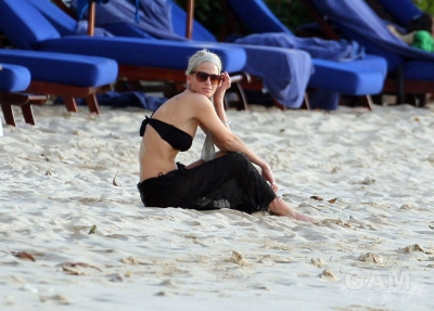 Sarah_Harding_on_the_beach_in_the_Caribbean_31_01_10_282629.jpg