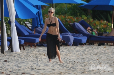 Sarah_Harding_on_the_beach_in_the_Caribbean_31_01_10_28529.jpg
