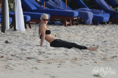 Sarah_Harding_on_the_beach_in_the_Caribbean_31_01_10_28729.jpg