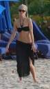 Sarah_Harding_on_the_beach_in_the_Caribbean_31_01_10_28129.jpg