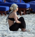 Sarah_Harding_on_the_beach_in_the_Caribbean_31_01_10_282129.jpg