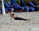 Sarah_Harding_on_the_beach_in_the_Caribbean_31_01_10_282229.jpg