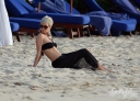 Sarah_Harding_on_the_beach_in_the_Caribbean_31_01_10_282429.jpg