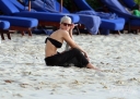 Sarah_Harding_on_the_beach_in_the_Caribbean_31_01_10_282629.jpg