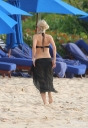 Sarah_Harding_on_the_beach_in_the_Caribbean_31_01_10_282929.jpg