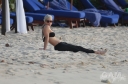 Sarah_Harding_on_the_beach_in_the_Caribbean_31_01_10_28729.jpg