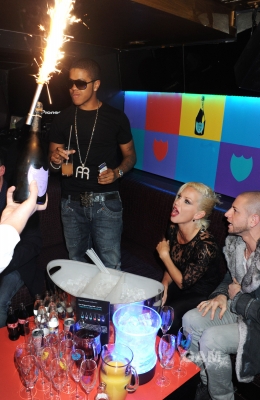 Sarah_attends_Whisky_Mist_s_Tribute_to_Andy_Warhol_21_10_10_28929.jpg
