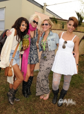 Sarah_Harding_at_V_festival_22_08_10_281129.jpg
