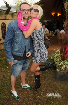 Sarah_Harding_at_V_festival_22_08_10_281529.jpg