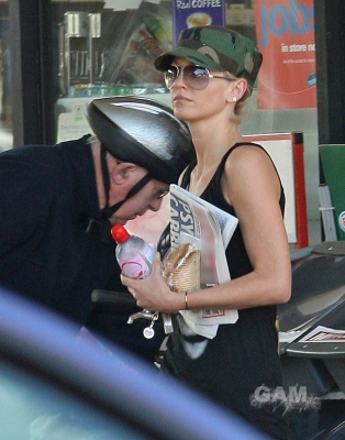 Sarah_Harding_fills_up_her_tank_in_London_04_06_10_281529.jpg