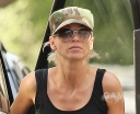 Sarah_Harding_fills_up_her_tank_in_London_04_06_10_281029.jpg