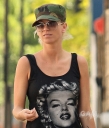 Sarah_Harding_fills_up_her_tank_in_London_04_06_10_281129.jpg