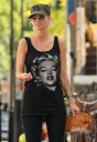 Sarah_Harding_fills_up_her_tank_in_London_04_06_10_281229.jpg
