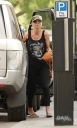 Sarah_Harding_fills_up_her_tank_in_London_04_06_10_28129.jpg