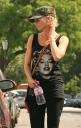 Sarah_Harding_fills_up_her_tank_in_London_04_06_10_281329.jpg