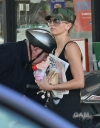 Sarah_Harding_fills_up_her_tank_in_London_04_06_10_281529.jpg