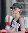 Sarah_Harding_fills_up_her_tank_in_London_04_06_10_281629.jpg