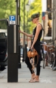 Sarah_Harding_fills_up_her_tank_in_London_04_06_10_28429.jpg