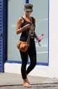 Sarah_Harding_fills_up_her_tank_in_London_04_06_10_28729.jpg