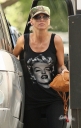 Sarah_Harding_fills_up_her_tank_in_London_04_06_10_28929.jpg