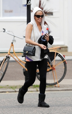 Sarah_Harding_leaving_a_gym_in_London_13_10_10_28729.jpg