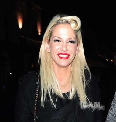 Sarah_Harding_leaving_Capital_FM_in_London_17_12_10_281329.jpg