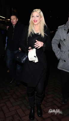 Sarah_Harding_leaving_Capital_FM_in_London_17_12_10_281529.jpg