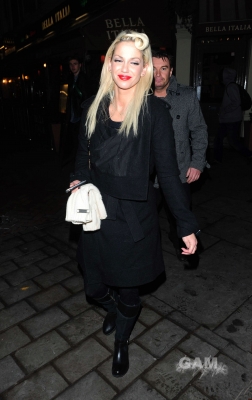 Sarah_Harding_leaving_Capital_FM_in_London_17_12_10_281629.jpg