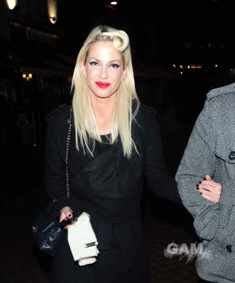 Sarah_Harding_leaving_Capital_FM_in_London_17_12_10_281729.jpg