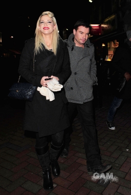 Sarah_Harding_leaving_Capital_FM_in_London_17_12_10_281829.jpg