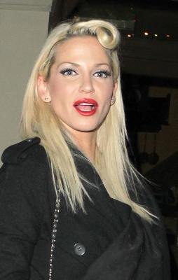 Sarah_Harding_leaving_Capital_FM_in_London_17_12_10_28229.jpg