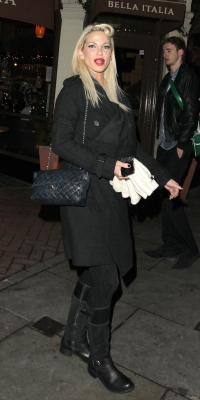 Sarah_Harding_leaving_Capital_FM_in_London_17_12_10_28329.jpg
